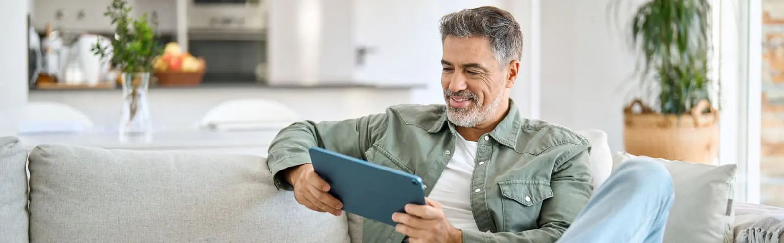 Person liest Presseartikel auf Tablet